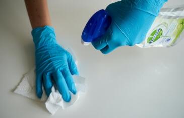 Instalações O que significa limpo em Health Clubs Agora Luvas Coluna de desinfecção