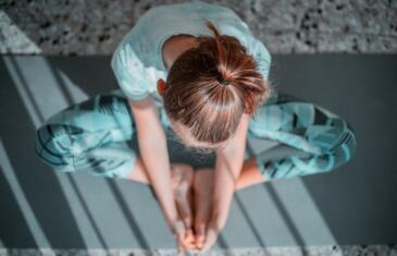 JWB report mulher yoga unsplash column