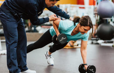 Programação de fitness mulher com pega de ferro coluna push up