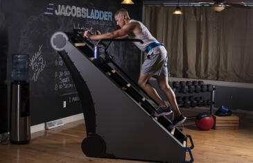 Programação de fitness homem usando escada jacobs coluna de uso limitado