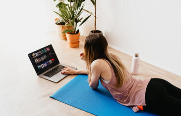 Mulher de vendas e marketing a trabalhar em casa com um computador portátil coluna pexel