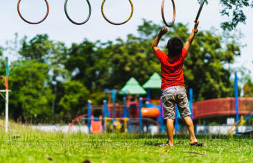 Bem-estar e programação comunitária criança a brincar no parque infantil unsplash stock column